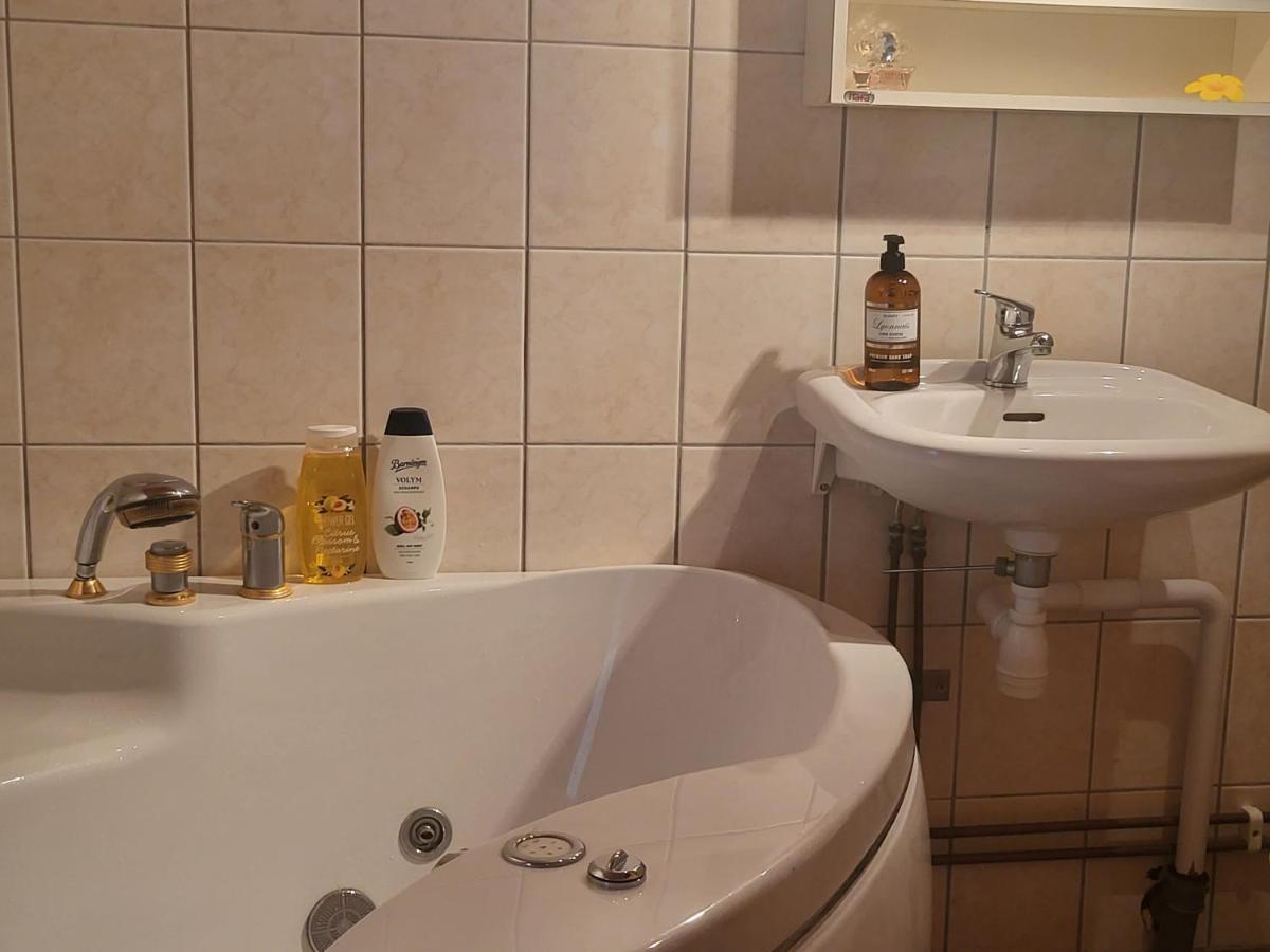 Villa Minihus Med Stor Traedgardstomt Naera Golf Och Hav Trosa Exterior foto