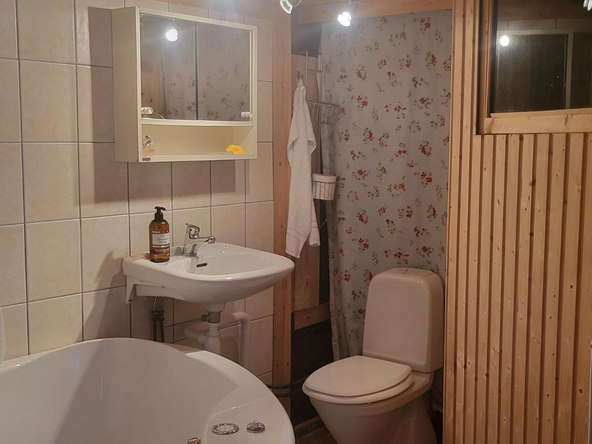 Villa Minihus Med Stor Traedgardstomt Naera Golf Och Hav Trosa Exterior foto