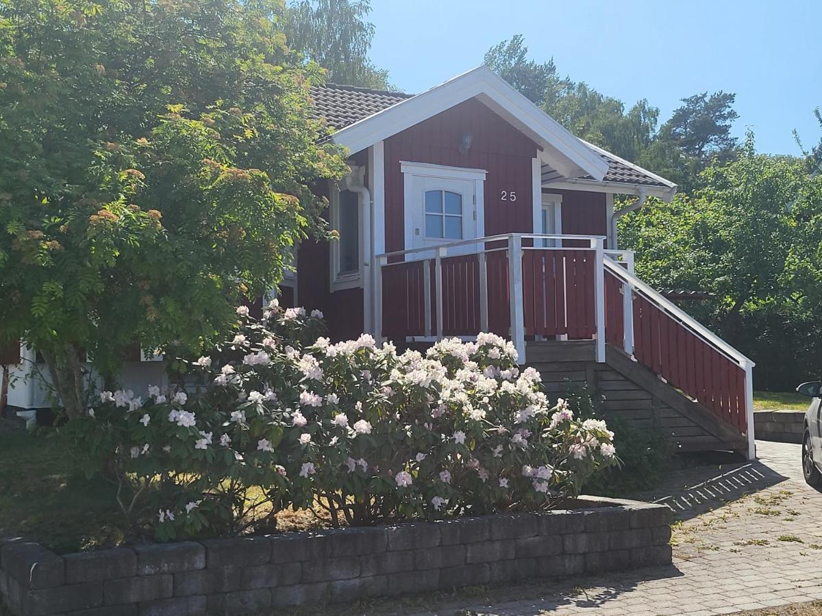 Villa Minihus Med Stor Traedgardstomt Naera Golf Och Hav Trosa Exterior foto